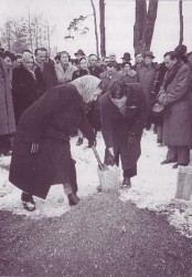 Auschwitz-Birkenau. Bets Roos en Louis van Thijn vullen namens de Nederlandse delegatie een urn met as uit een van de kalkputten van het vernietigingskamp. Foto: NAC