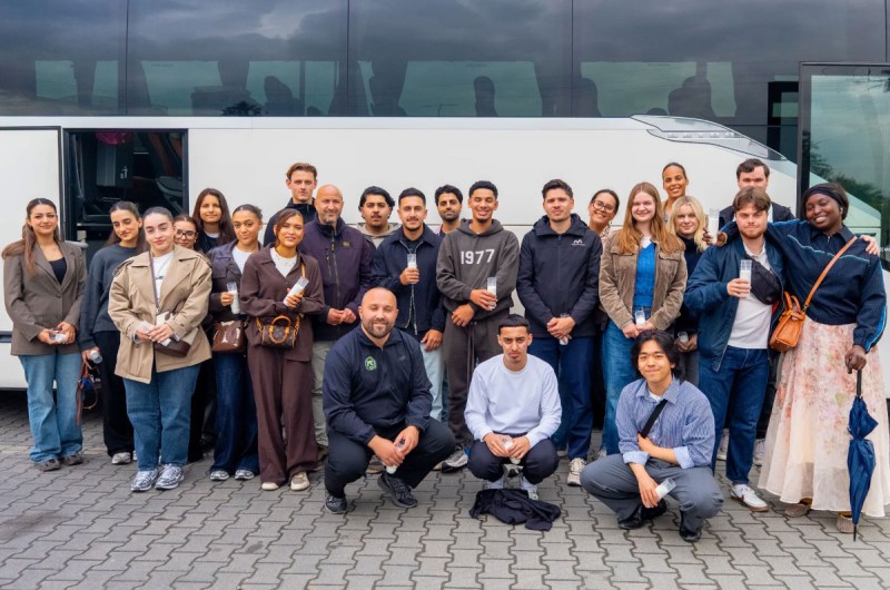 De twintig jongeren van The Citizens en Jongerenraad026 met enkele  jongerenwerkers en burgemeester Ahmed Marcouch.